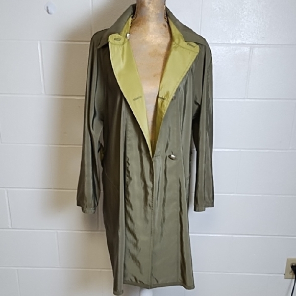 Reversible Green Trench Coat with Pockets Belt Accent can be Removed & Reversed - Picture 3 of 13